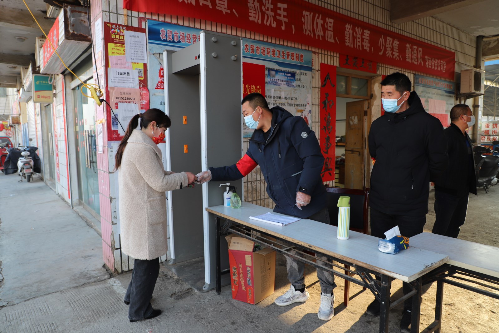農貿市場加強防疫管理.JPG