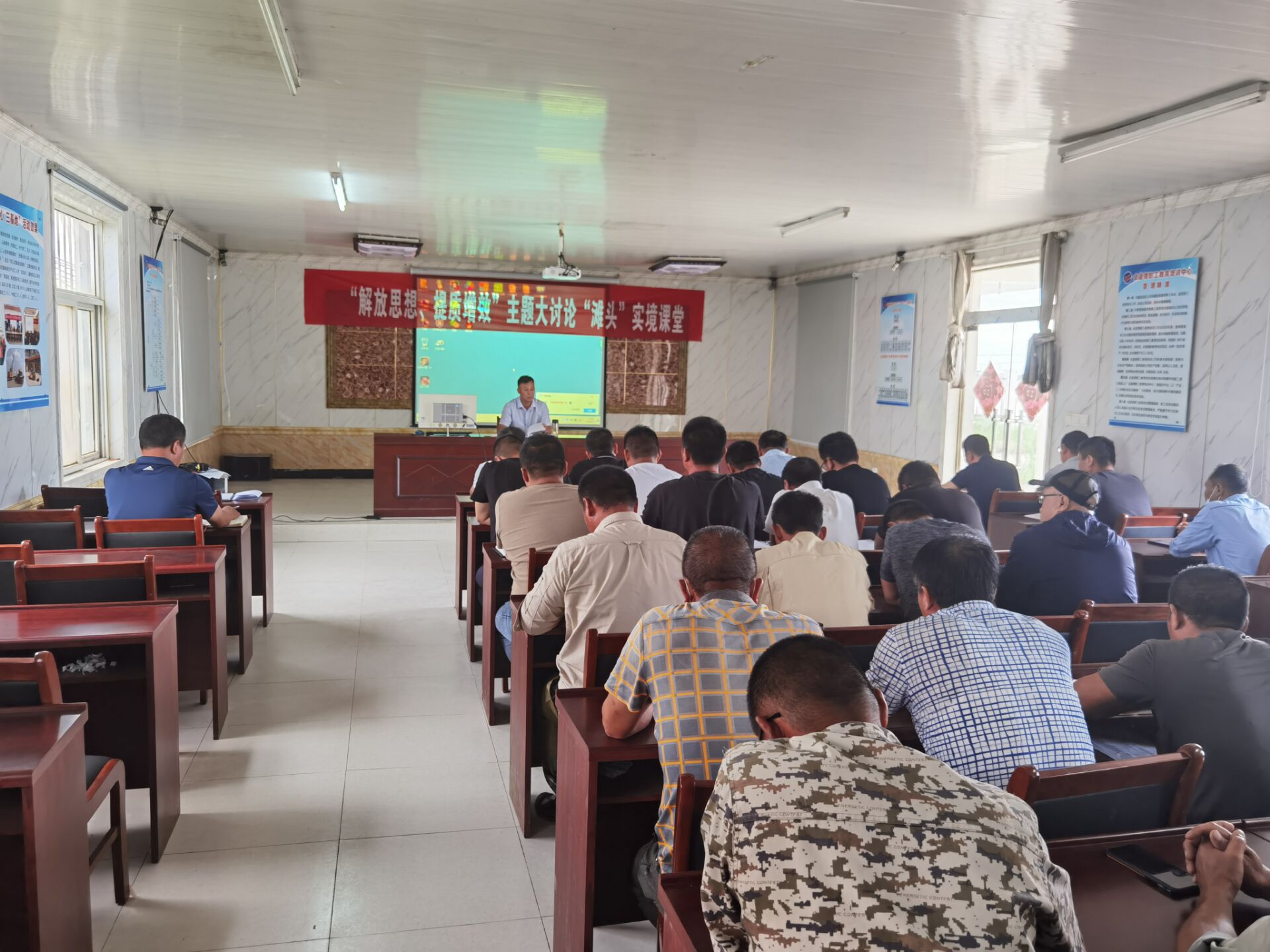 吳衛平在生產灘頭課堂上課.jpg 吳衛平在生產灘頭課堂上課.jpg